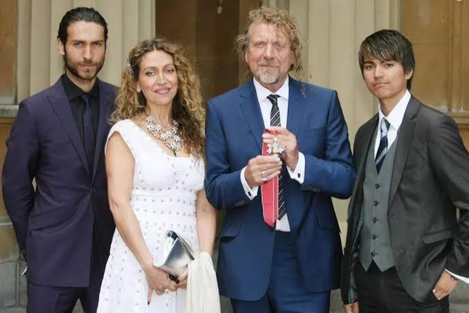 Robert Plant, the iconic Led Zeppelin frontman, has four children. His only daughter, Carmen Jane Plant, is a dancer and choreographer married to bassist Charlie Jones. His son Karac Pendragon Plant tragically died at age five in 1977, a loss that deeply affected Plant and inspired the song “All My Love.” Logan Romero Plant, another son, is a former musician and the founder of the successful Beavertown Brewery. Plant’s youngest son, Jesse Lee Plant, born from his relationship with Shirley Wilson (his ex-wife Maureen’s sister), has lived a private life away from the spotlight..  Full details 👉🏽