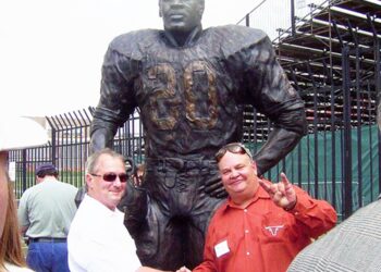 Breaking: To honor the legendary Earl Campbell’s enormous legacy, the Texas Longhorns will erect a statue in his view more