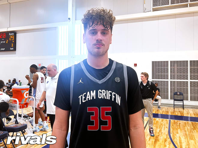 Nations No. 1 Five-Star 6-Foot-10 Center Parker Jefferson Commits to Louisville Cardinals basketball Over Oregon and LSU In a thrilling turn of events for college basketball, Parker Jefferson, the nation’s top-ranked five-star recruit and a towering 6-foot-10 center, has officially committed to the..Read more