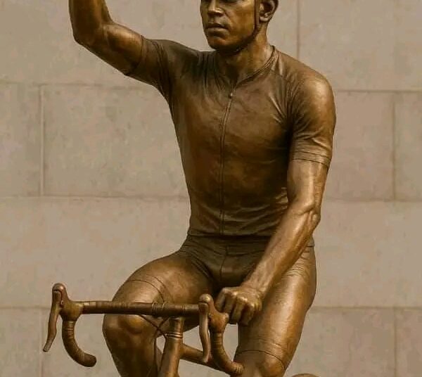 Laatste nieuws: Gigantisch levend bronzen beeld van Wout van Aert onthuld in Antwerpen, België