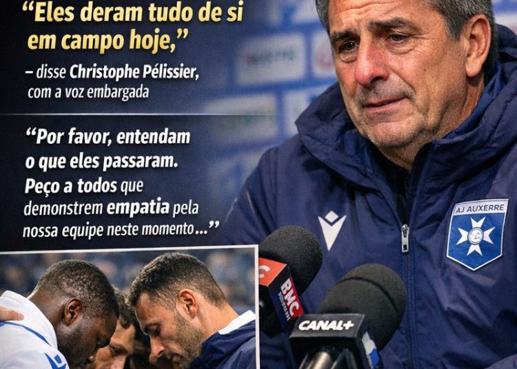 NOTÍCIA DE ÚLTIMA HORA: O técnico Christophe Pélissier acaba de revelar o motivo comovente pelo qual os jogadores, especialmente Lassine Sinayoko, não puderam jogar hoje, o que resultou na surpreendente derrota do Auxerre por 2 a 0 contra o Brest. Em vez de raiva, os torcedores agora estão cheios de compaixão e preocupação. “Eles deram tudo de si em campo hoje”, disse Christophe Pélissier, com a voz embargada pela emoção. “Por favor, entendam o que eles passaram. Peço a todos que demonstrem empatia pela nossa equipe neste momento…”