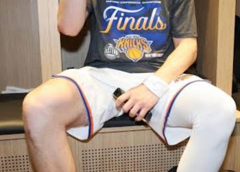 NBA Champion 🏆 Tyler Kolek harassed by Police Officer during NY Knicks Champions Parade.