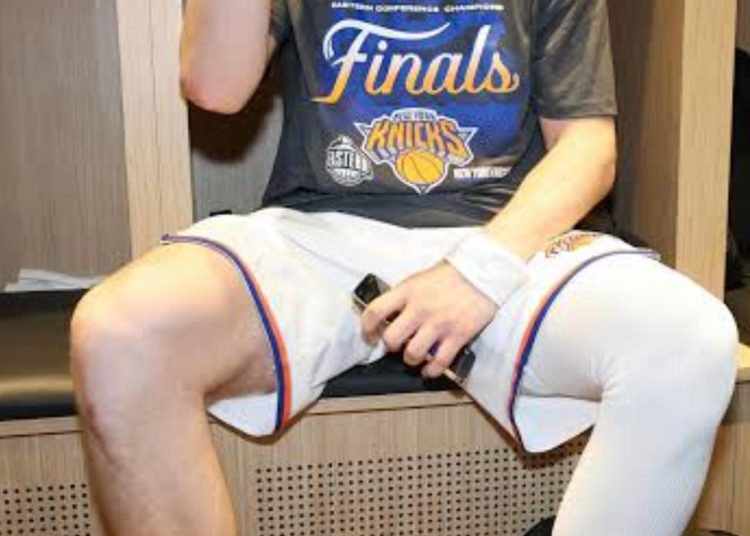 NBA Champion 🏆 Tyler Kolek harassed by Police Officer during NY Knicks Champions Parade.